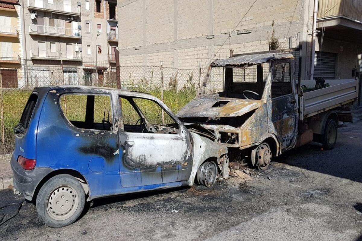 Si torna ad incendiare con quotidianità, fiamme ad un furgone e due auto in via Pasteur - 