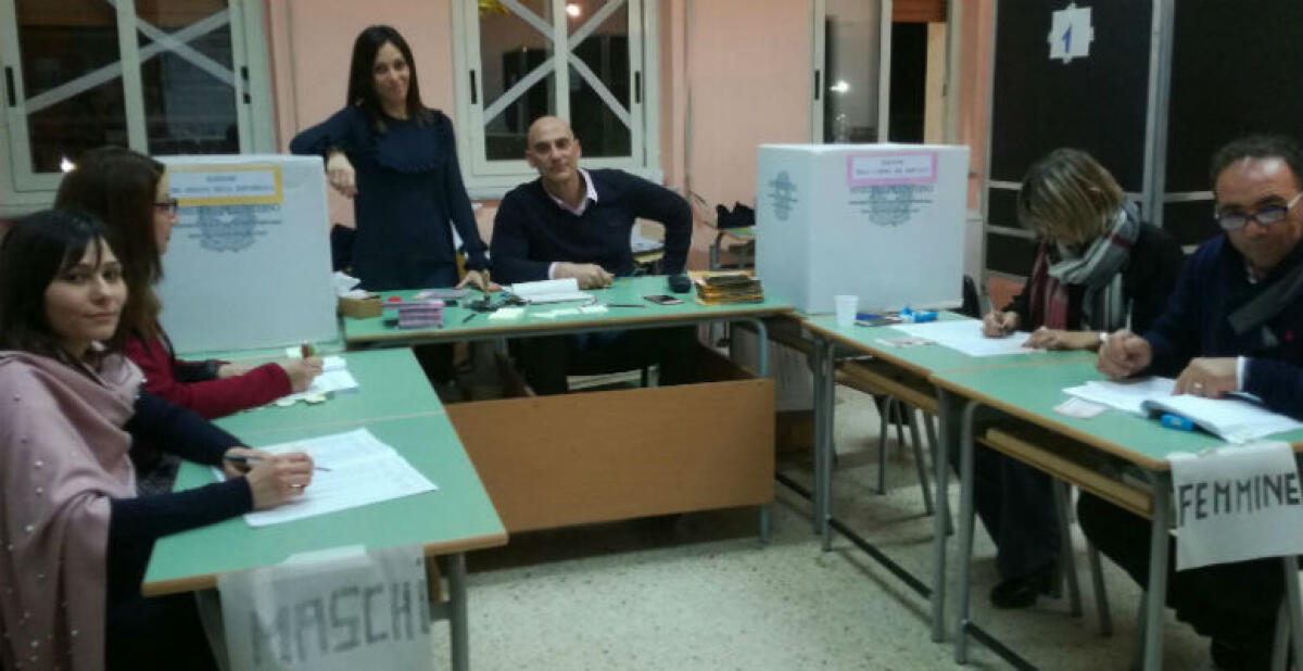 La giunta regionale spiazza tutti, amministrative ad aprile: c'è anche Gela - Le operazioni di voto in uno dei seggi della città