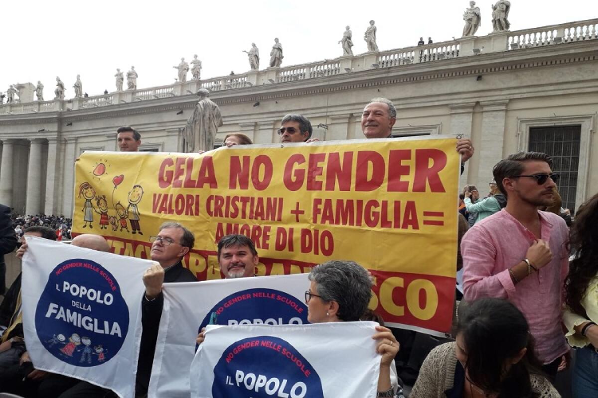 Il Popolo della Famiglia strizza l’occhio al centrodestra - Un gruppo di gelesi presenti all'udienza a San Pietro 