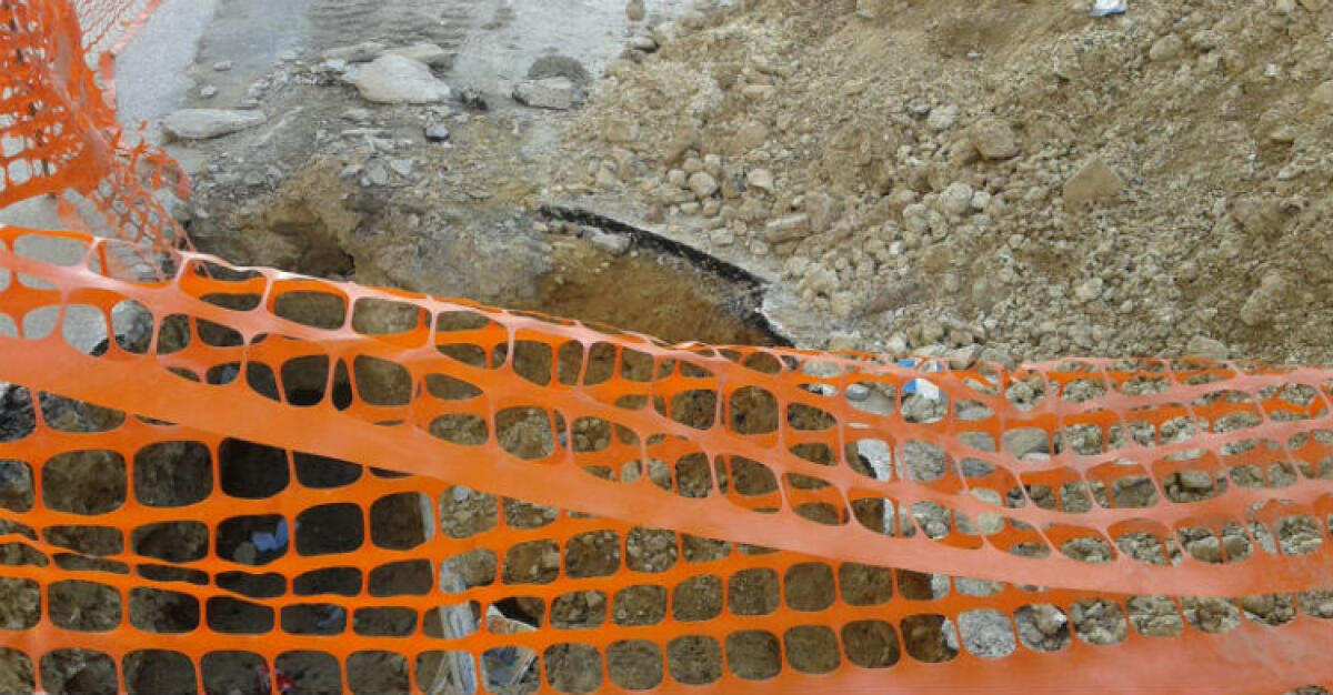 Uno scavo per bloccare la perdita idrica, continuano i disagi in via Cicerone - Scavo in una zona di lavori