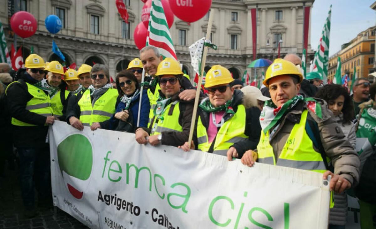"Preoccupati per le scelte sull'area di crisi", sindacalisti e lavoratori gelesi al corteo di Roma - Sindacalisti e lavoratori della Cisl locale a Roma