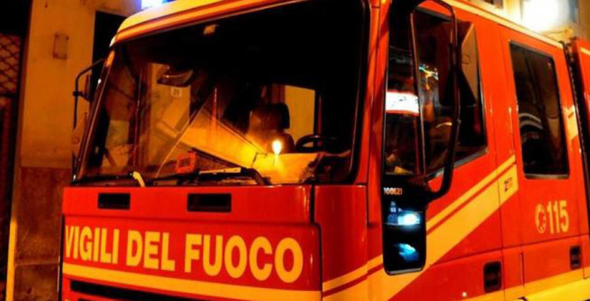Fiamme ad un'auto in marcia, il fuoco causato da un guasto tecnico - 