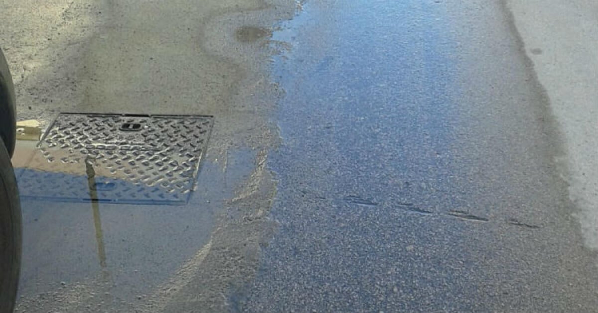 Acqua in strada, una vasta perdita in via Cicerone - L'acqua invade la strada