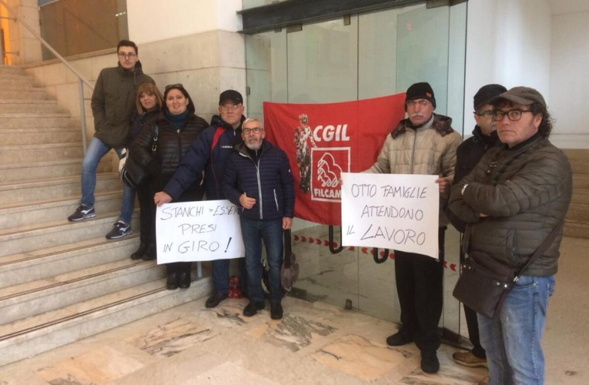 Strisce blu ferme, nuova protesta dei lavoratori in municipio - Nuovo giorno di protesta degli operatori della sosta
