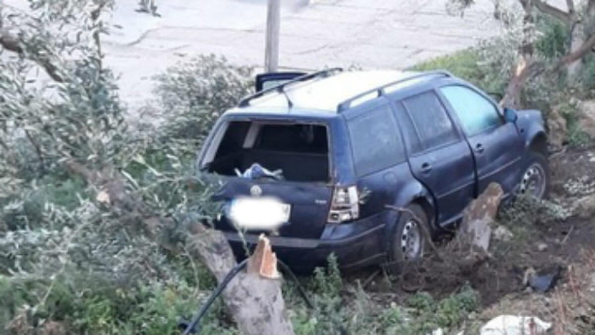 Schianto sulla Gela-Vittoria, un'auto contro un'abitazione rurale - La vettura finita all'interno della proprietà sulla Gela-Vittoria (foto Franco Assenza per ragusaoggi.it)