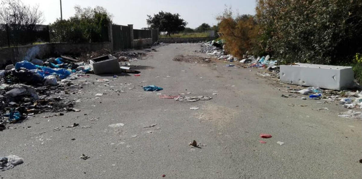 Vertenza Tekra, sindacati e azienda in prefettura: continua lo scempio rifiuti a Montelungo - Rifiuti di ogni tipo sparsi a Montelungo