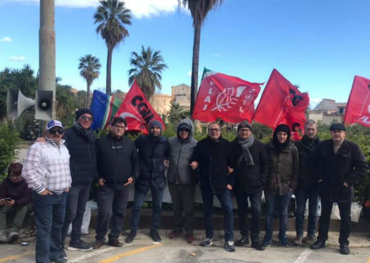 Mancano i fondi per i precari del Consorzio di bonifica, sindacati e lavoratori in protesta - La protesta a Palermo