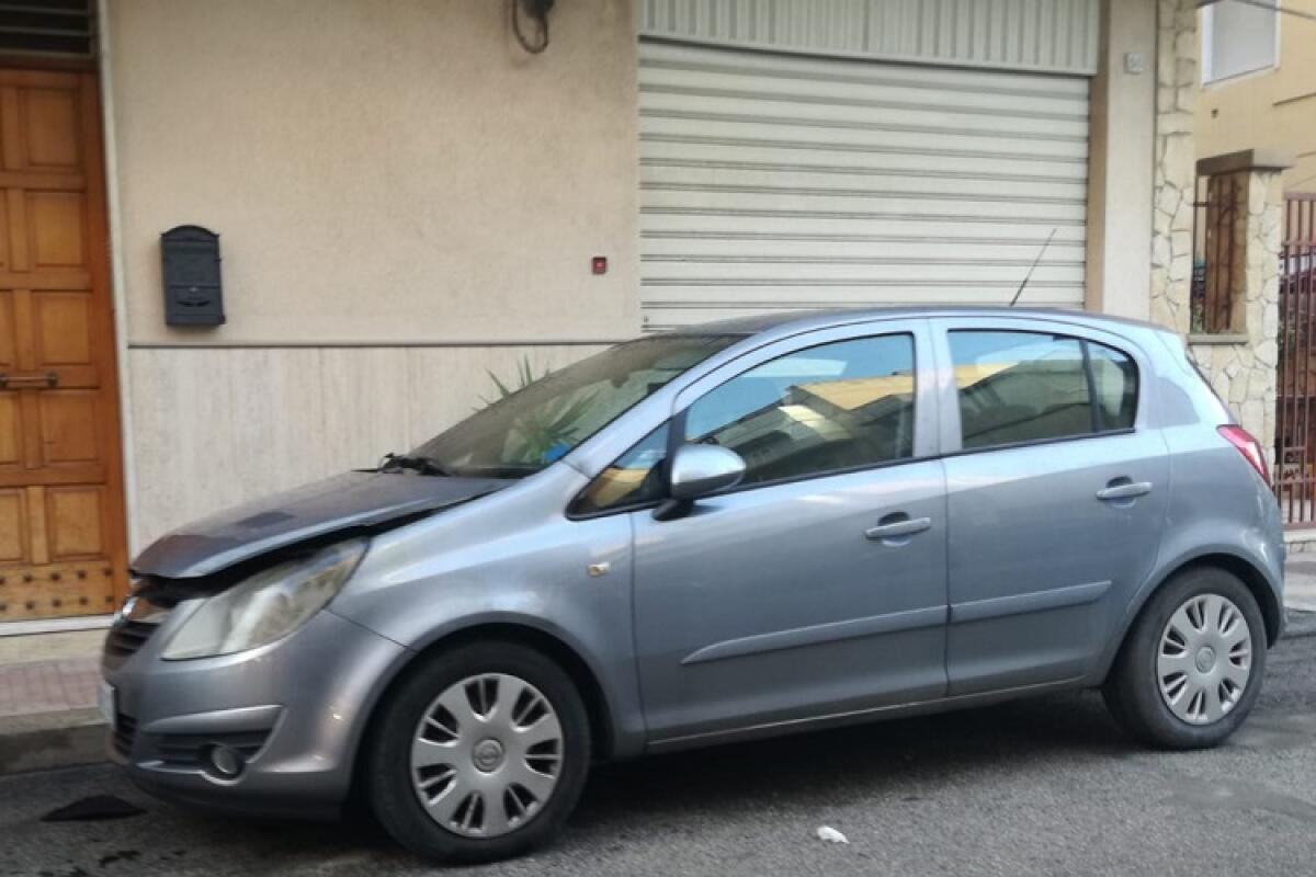 Fiamme in via Paladino, il rogo ha avvolto una Opel Astra -