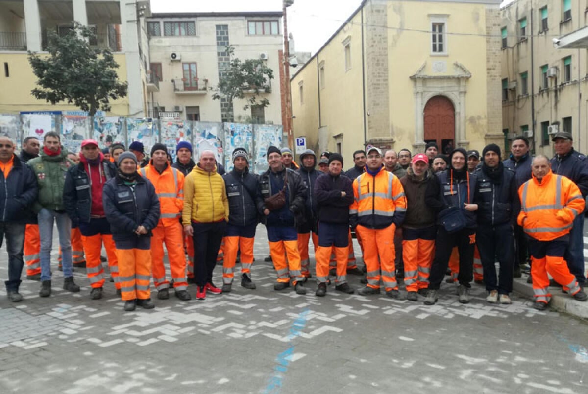 La gara ponte per il servizio rifiuti, Ugl: "Un bacino istituzionale per tutelare operai" - I lavoratori della Tekra davanti Palazzo di Città
