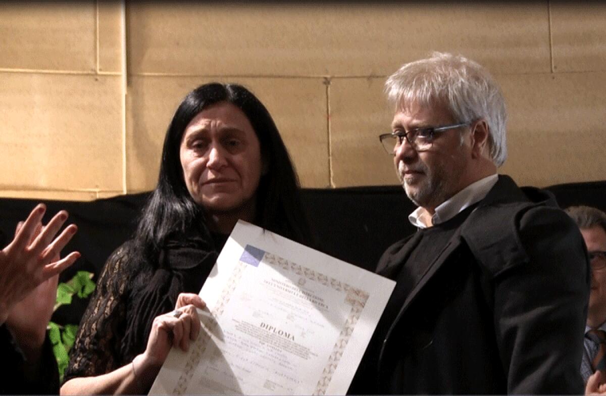 Emanuele Riela ha conseguito il suo diploma, commozione allo Sturzo - Il diploma di Emanuele Riela consegnato ai genitori Concetta ed Enzo