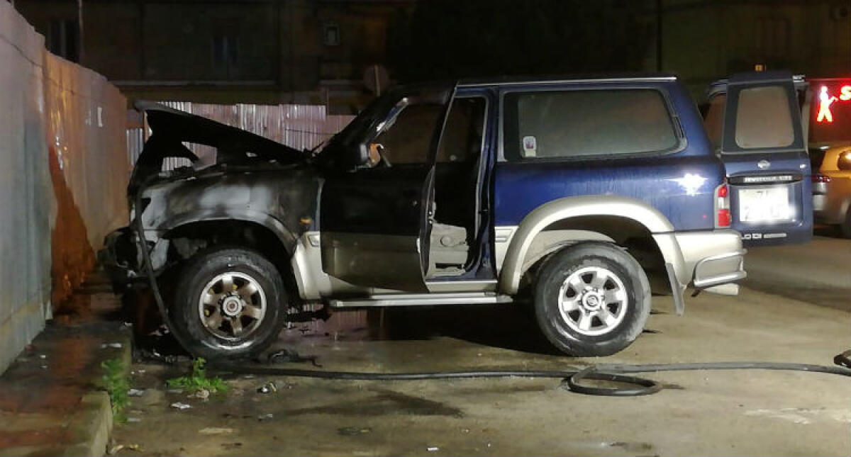 Rogo in via Ruggero Settimo, in fiamme un fuoristrada: terza auto incendiata in un giorno - L'auto danneggiata dalle fiamme