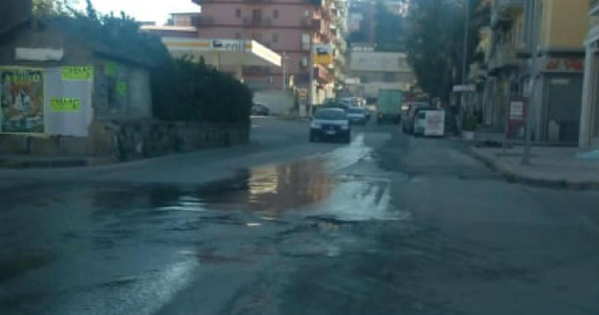 Acqua in strada, da giorni una perdita in via Niscemi - La perdita in via Niscemi