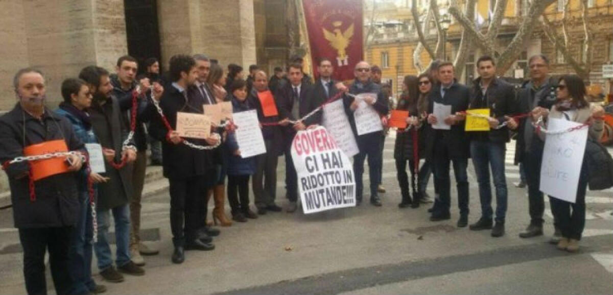 Tre anni fa la vertenza Gela, Siragusa: "Non è cambiato nulla e la politica è interessata solo ai nomi" - La protesta di tre anni fa al ministero 