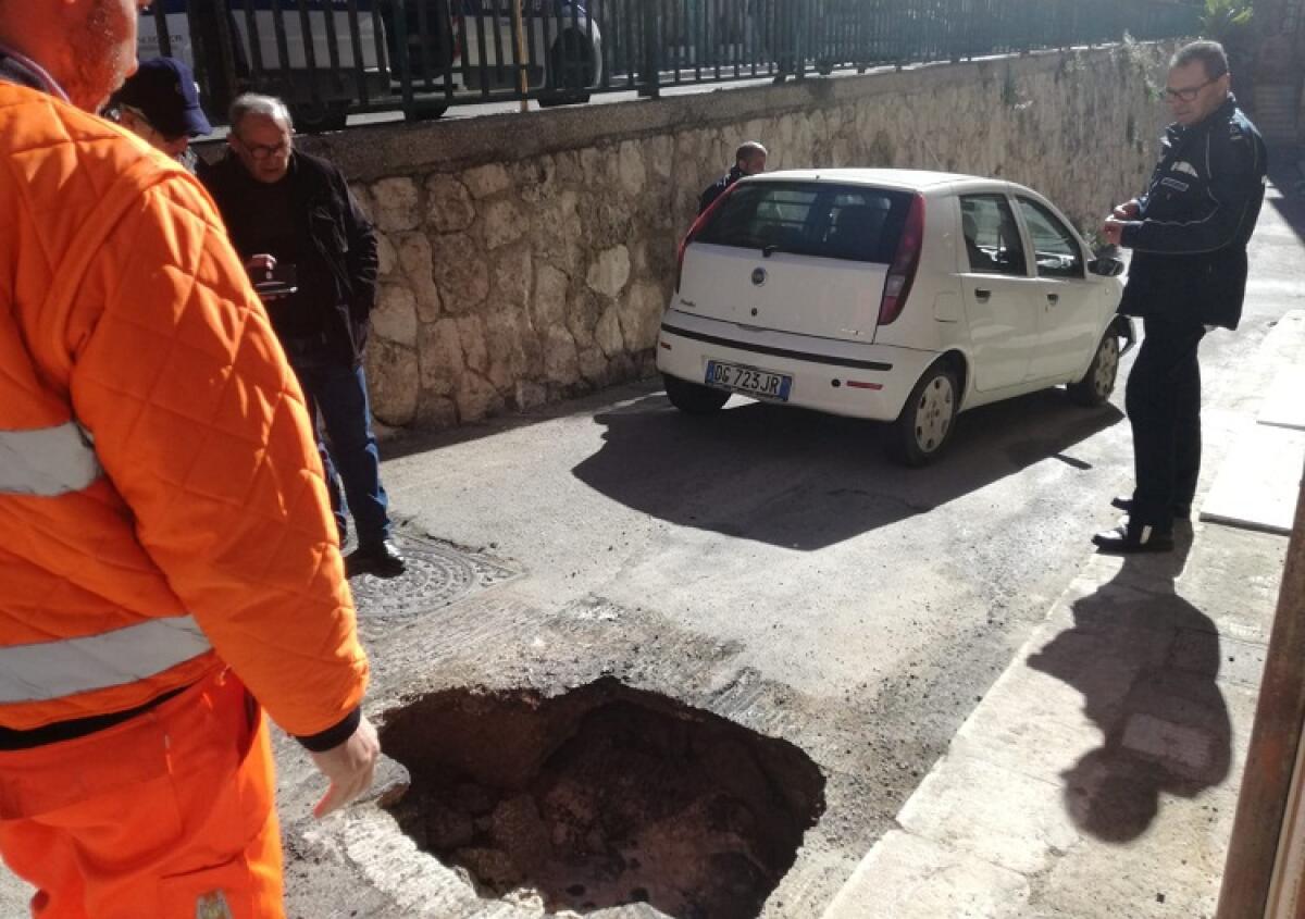 Torna l'acqua e scoppia l'asfalto, un'auto finisce dentro una buca - 