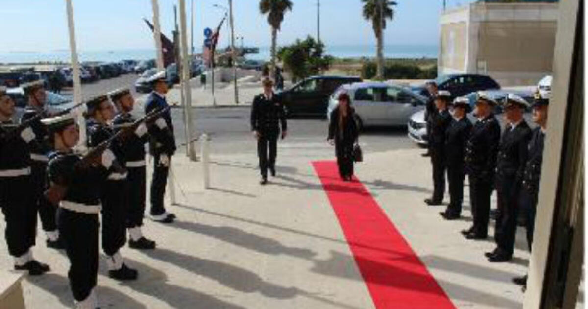 Il prefetto in visita alla capitaneria di porto, focus sugli interventi contro il rischio ambientale - L'arrivo del prefetto in capitaneria