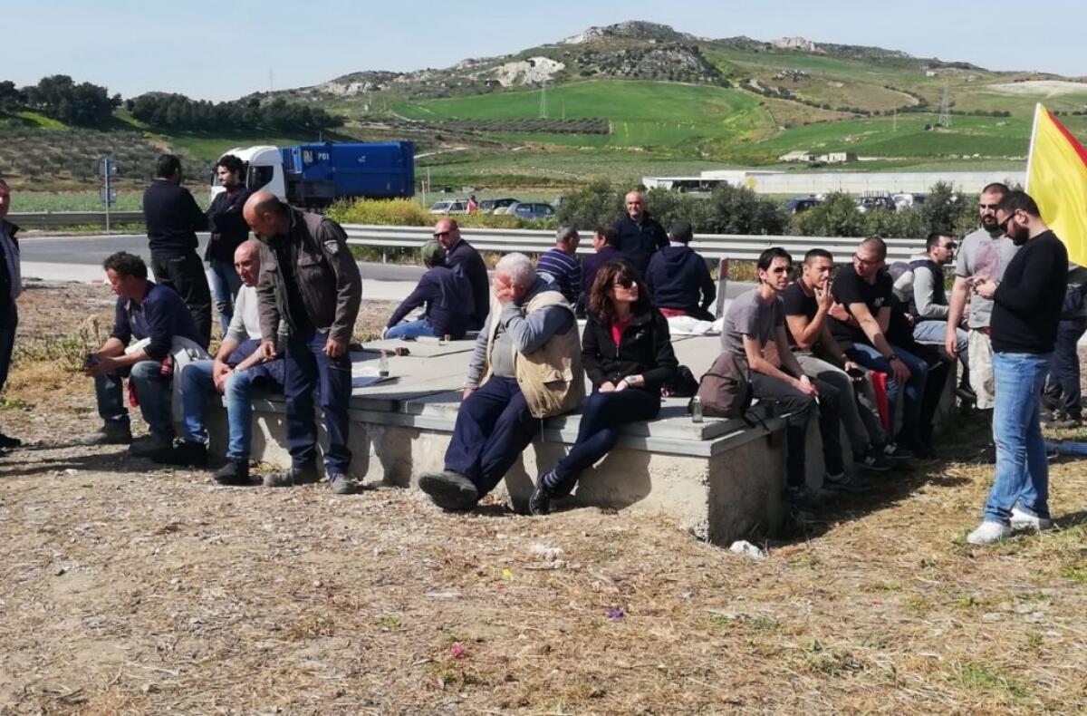 Concorrenza al ribasso e produttori agricoli sul lastrico, sit in sulla Gela-Catania - 