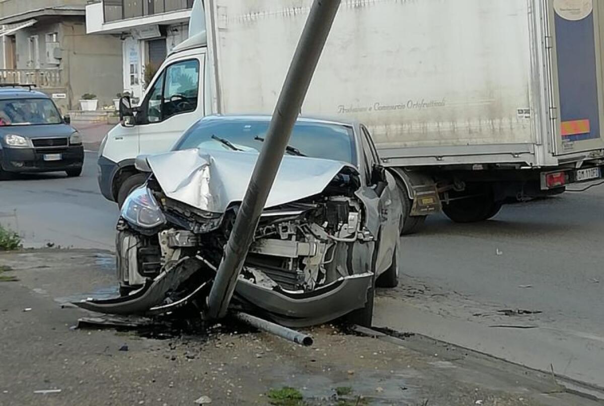 Gli tagliano la strada e finisce con l'auto contro il palo della luce, illeso 26enne - 