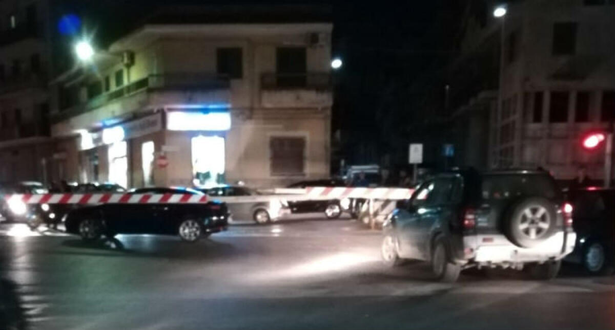 Auto ferma blocca traffico e treno in via Butera, lunghe attese - Un'auto ferma ha paralizzato tutto