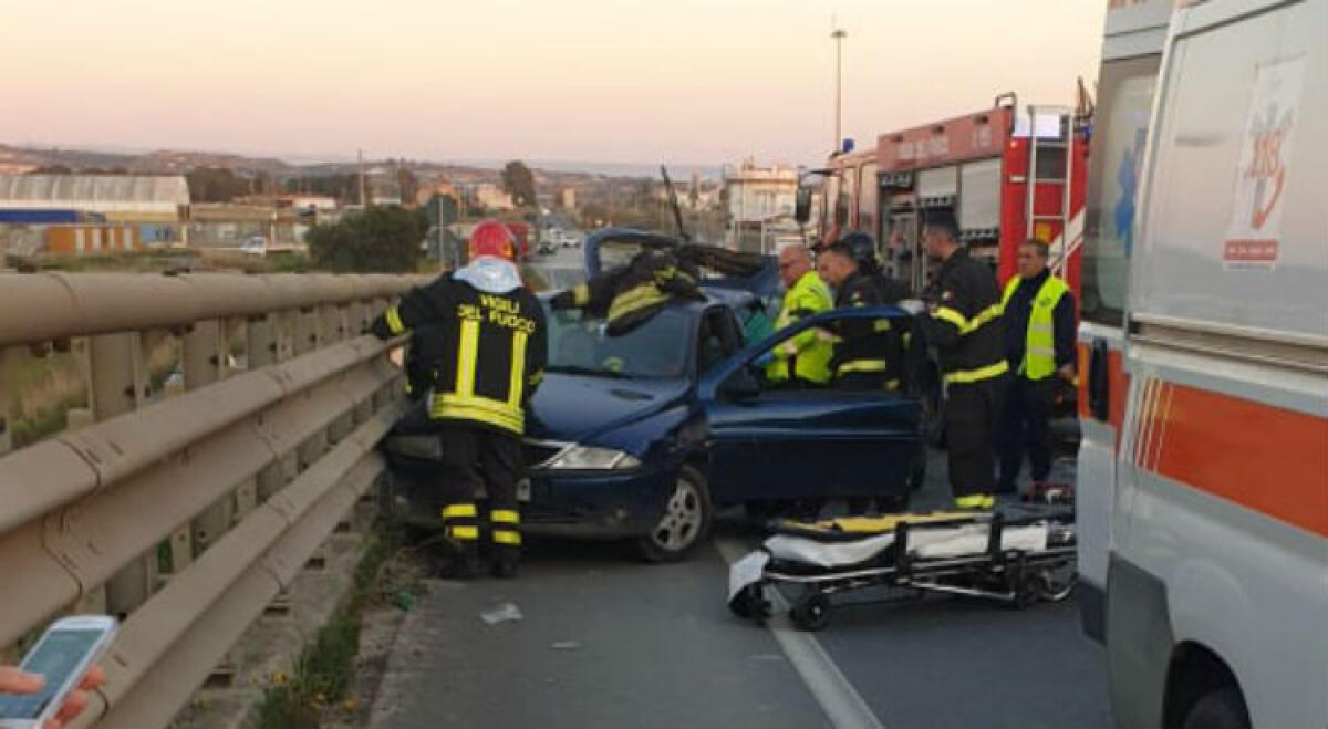 Un'auto contro il guard rail, schianto sulla 115 nei pressi della raffineria - La vettura finita contro il guard rail