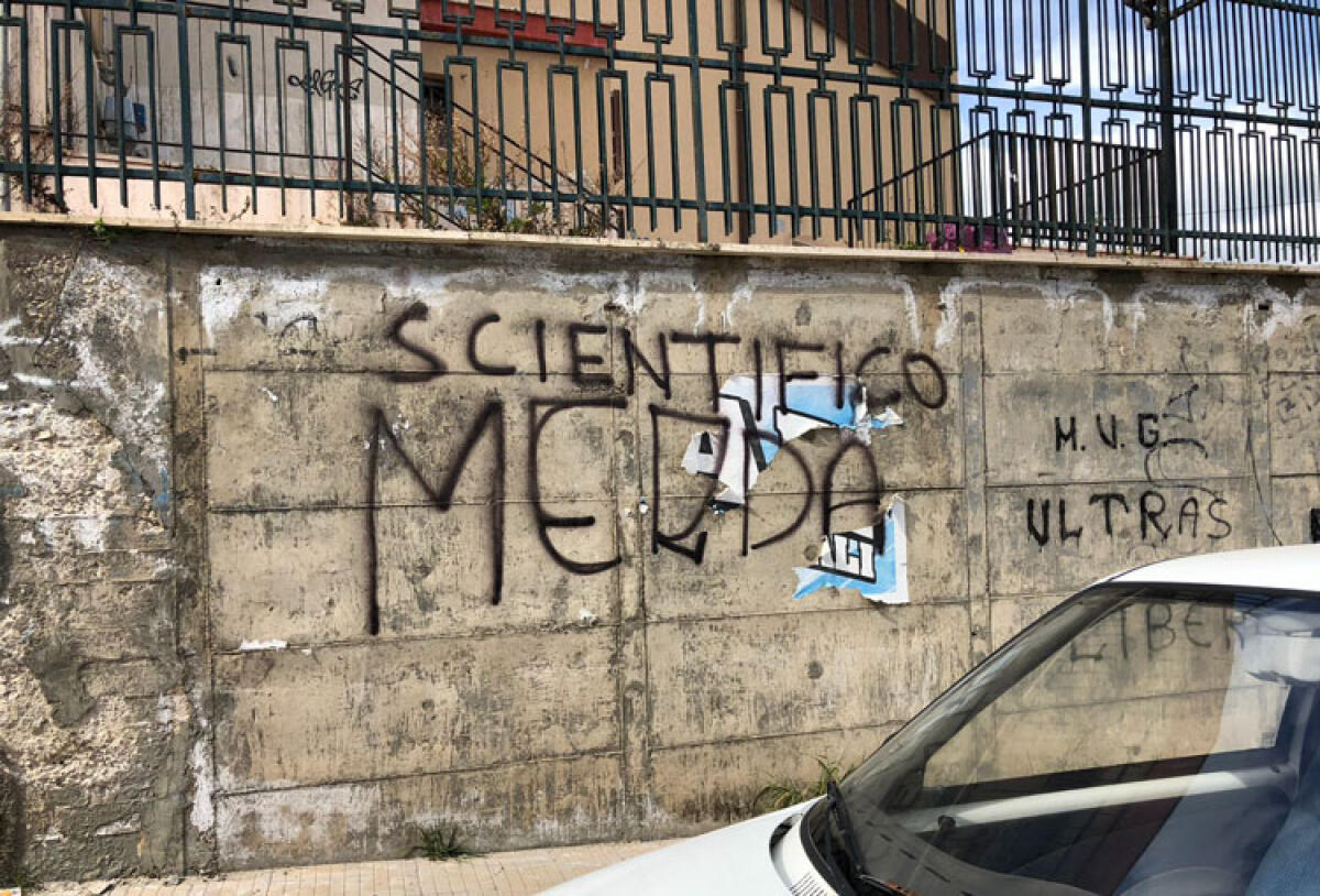 Un grande murales per coprire le scritte offensive sulle mura del liceo Vittorini - 