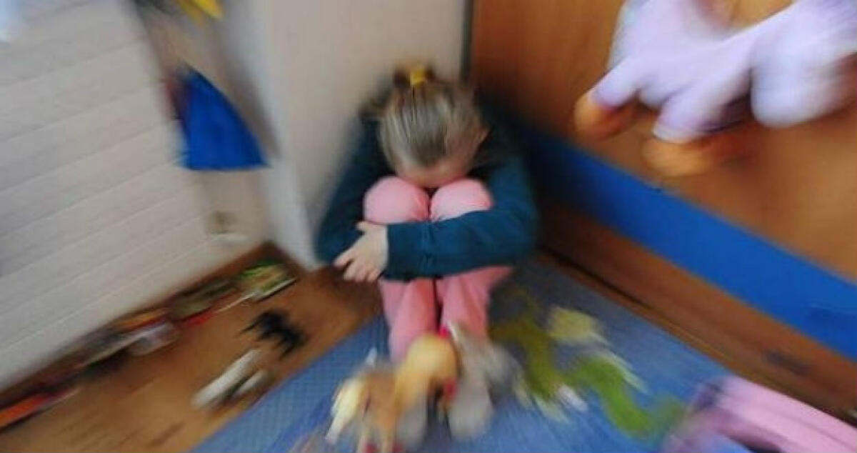 Maltrattava gli alunni di una scuola elementare, sospesa maestra di 59 anni -