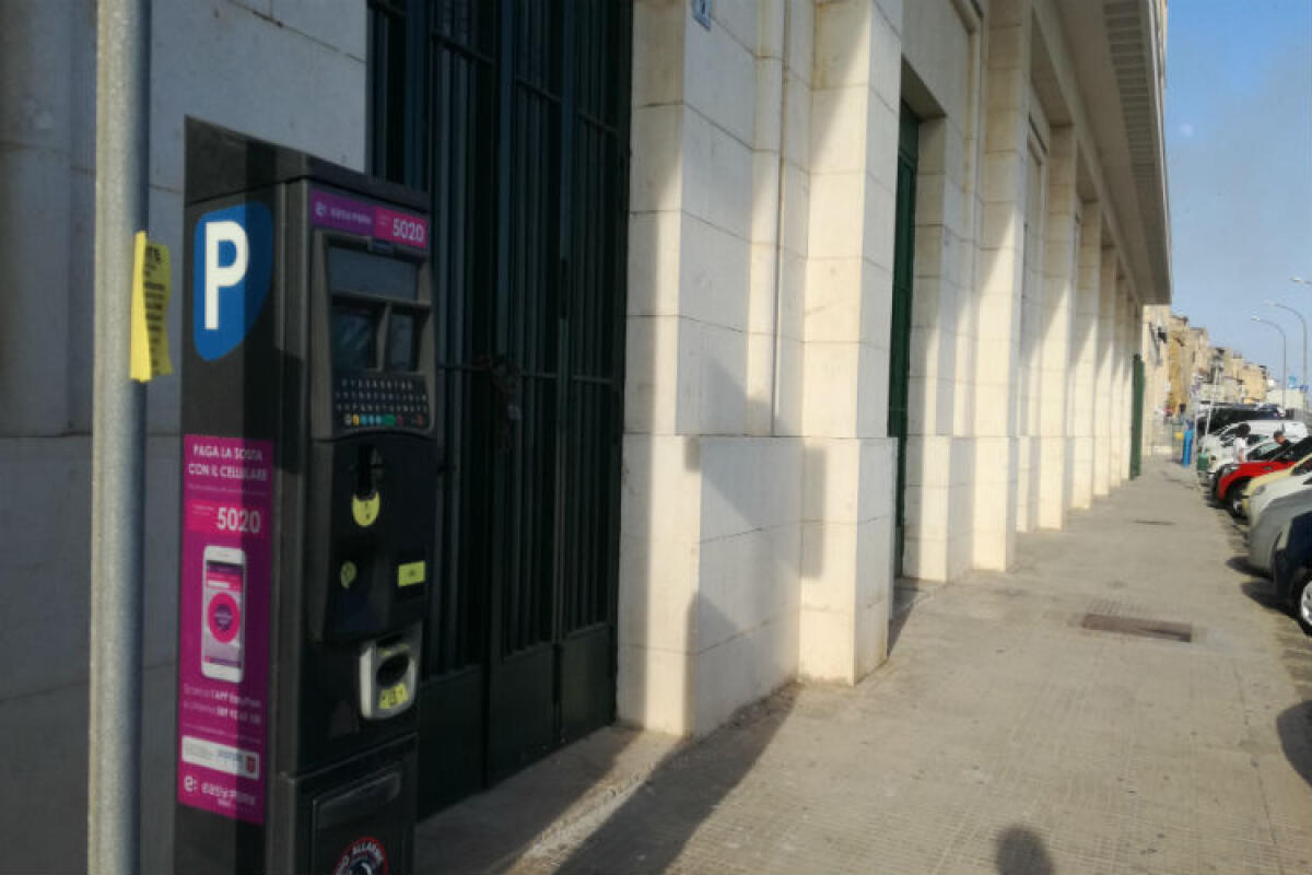Gestione separata dei parcheggi, strisce blu sul lungomare e al tribunale: ecco le modifiche -