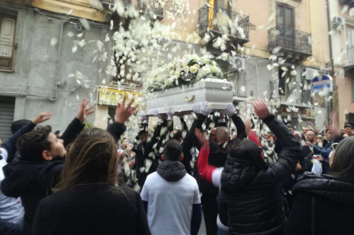 "Il tuo sorriso sarà sempre con noi", fiori e striscioni: l'ultimo saluto a Vittoria - La bara della quindicenne alzata in alto proprio a ridosso del panificio della famiglia