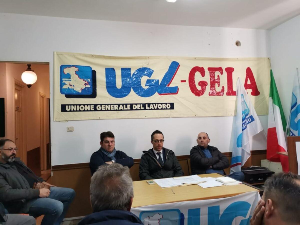 Fidone incontra i lavoratori della Ghelas mentre gli addetti alla sosta protestano - Alario durante un'assemblea Ghelas insieme all'amministratore Fidone