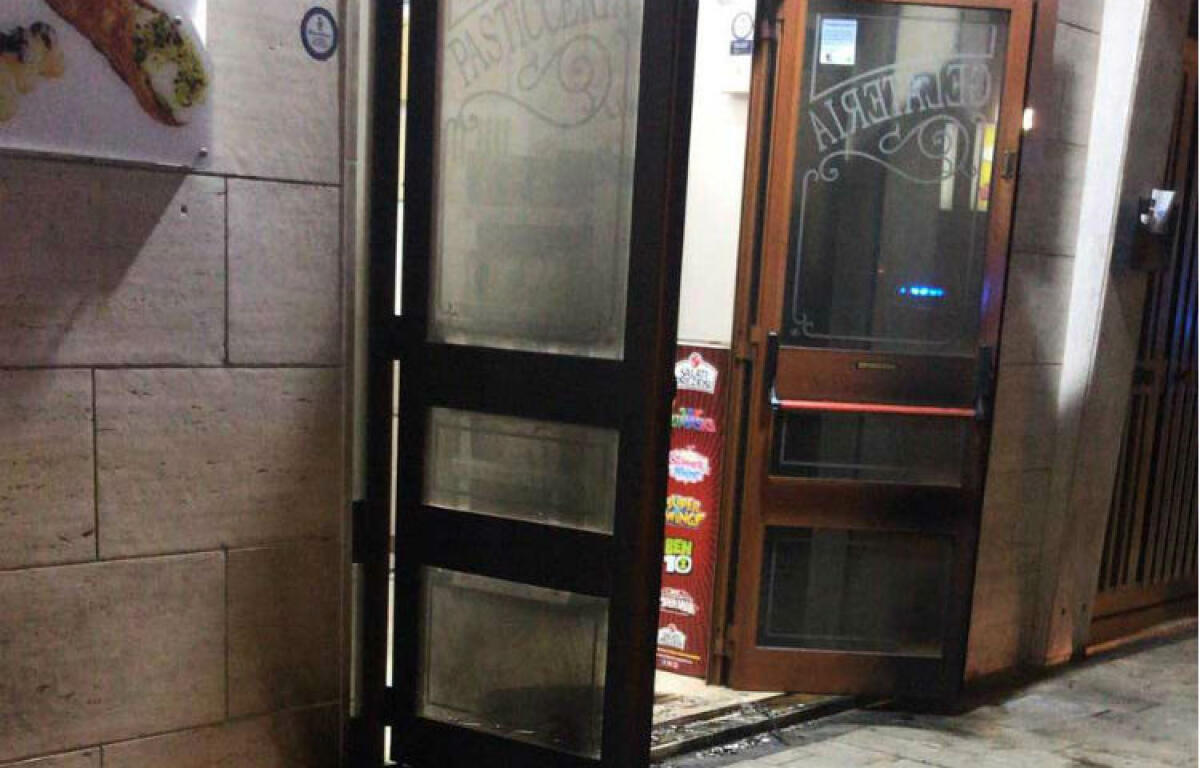 Incendio bar "Lory", a Botta revocati anche i domiciliari: perito ha escluso compatibilità con video - L'incendio è stato bloccato sul nascere