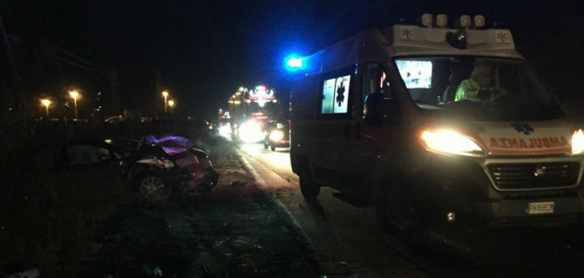 Con l'auto sbatte contro un muro sulla Gela-Vittoria, ferito ragazzo - 