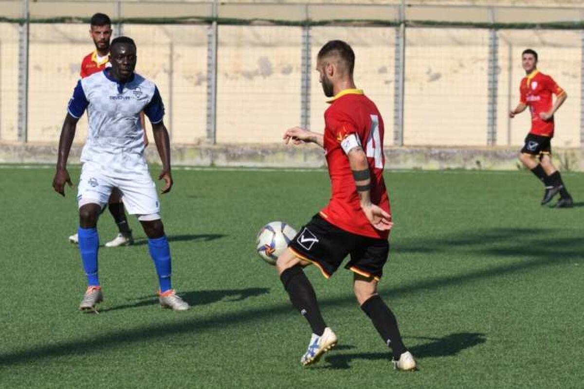Il Gela cerca un’altra vittoria a San Cataldo - Genevier del Messina e Dieme del Gela 