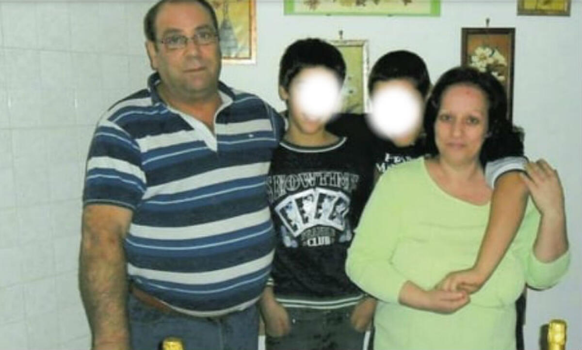 Coltellate alla compagna che l'aveva lasciato, Pingo Rimane in carcere: arresto convalidato - Pingo, l'ex compagna e i due figli (foto Repubblica-Torino)