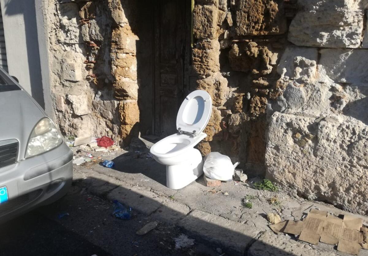 Un water "parcheggiato" sul marciapiede di via Colombo da una settimana - 