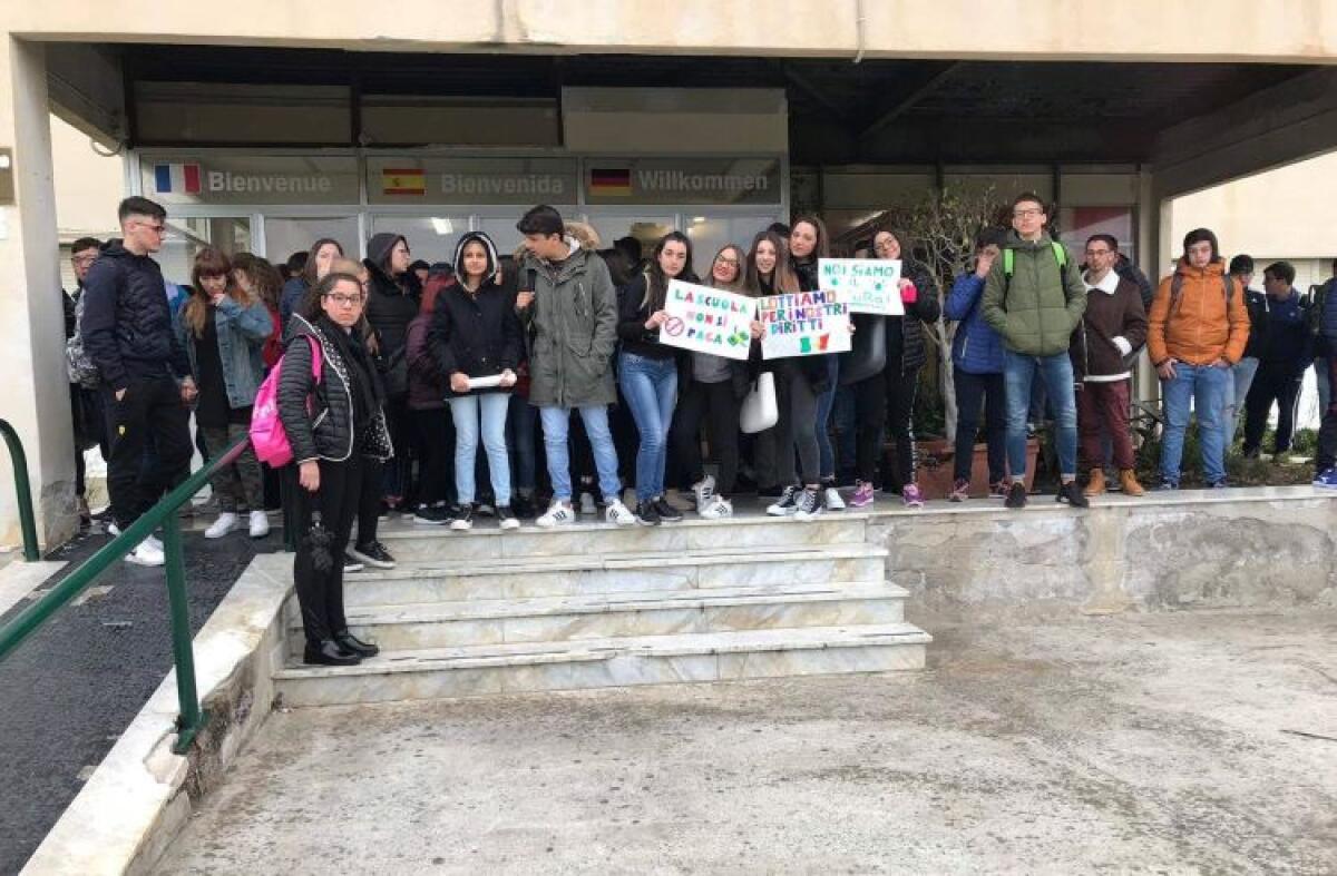Secondo giorno di protesta degli studenti dell'Alberghiero - 