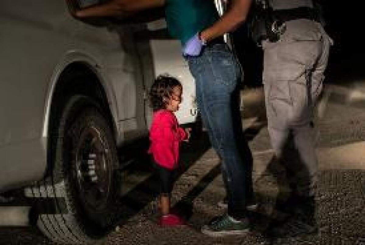 WORLD PRESS PHOT, VINCE JOHN MOORE CON "CRYING GIRL ON THE BORDER" - 