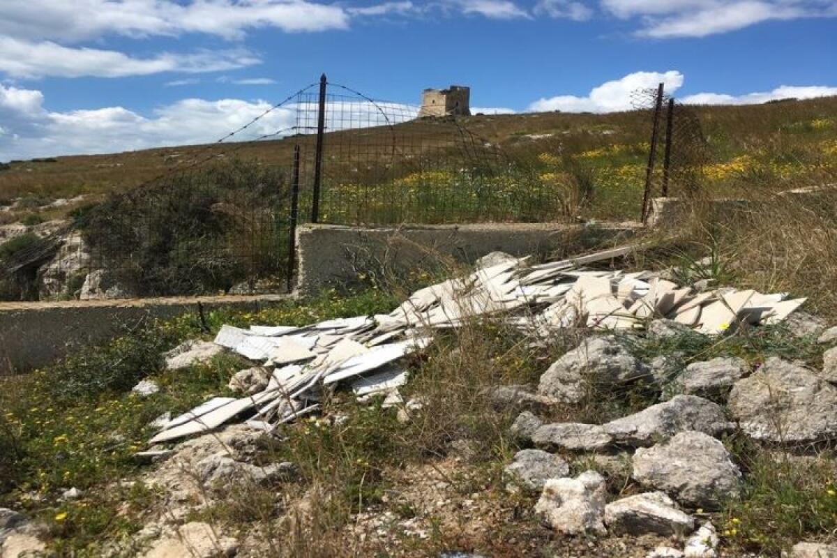 Scarti edili in un'area tutelata sotto la Torre di Manfria, denunciato il responsabile -
