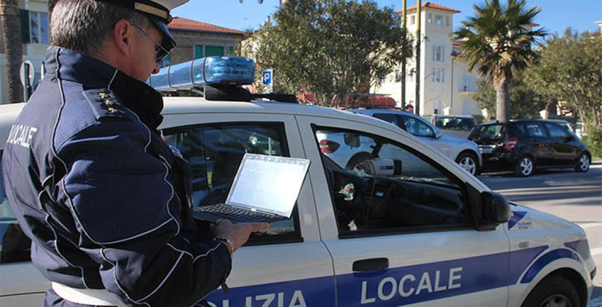 Agente di polizia municipale aggredito dopo aver fatto una multa - 