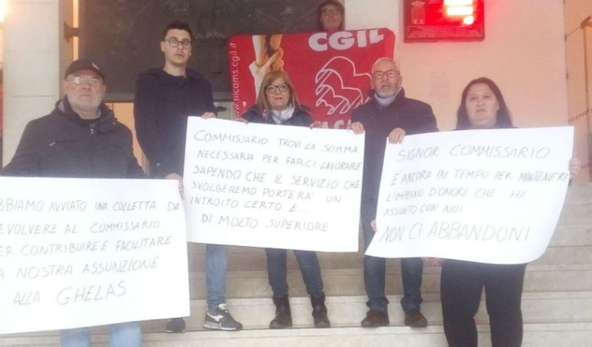 "Servono soldi? Facciamo raccolta fondi per ritornare a lavorare", nuova protesta degli ex strisce blu - I lavoratori hanno nuovamente protestato