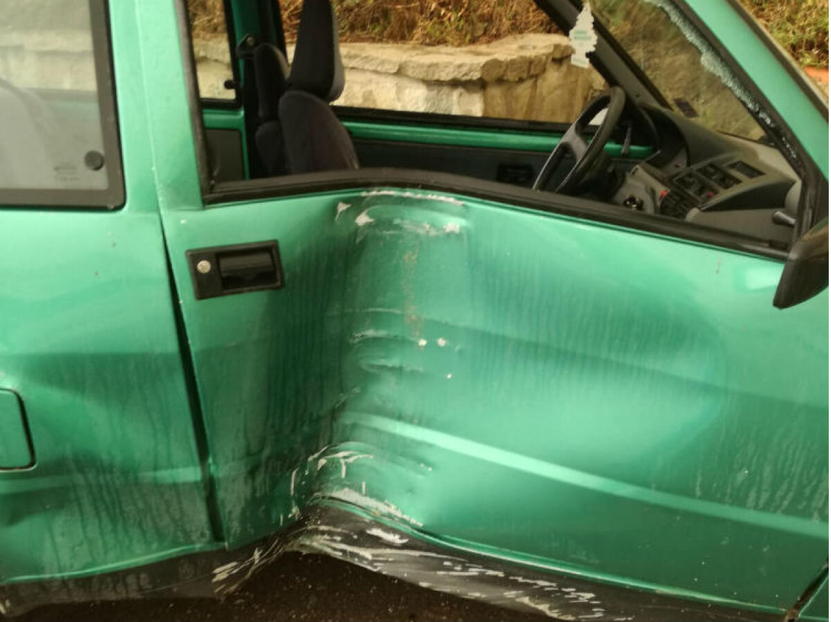 Fiat 500 contro la segnaletica stradale al porto rifugio, incidente anche sulla 626 - La Fiat 500 finita contro la segnaletica stradale a ridosso del porto rifugio