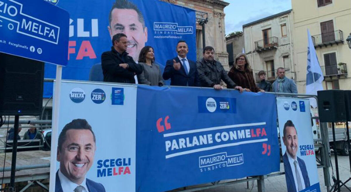 Il passato politico della città è "spazzatura"? Rivali contro Melfa: "Mi riferivo al metodo non alle persone" - Melfa e i suoi assessori sul palco di piazza Umberto I