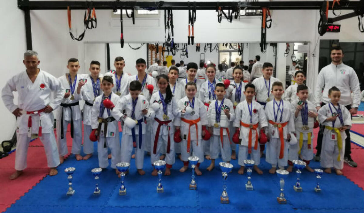 Karate "d'oro" per i piccoli atleti gelesi, pioggia di medaglie ai campionati di Rimini - Il gruppo della Power Gym che si è aggiudicato il campionato nazionale