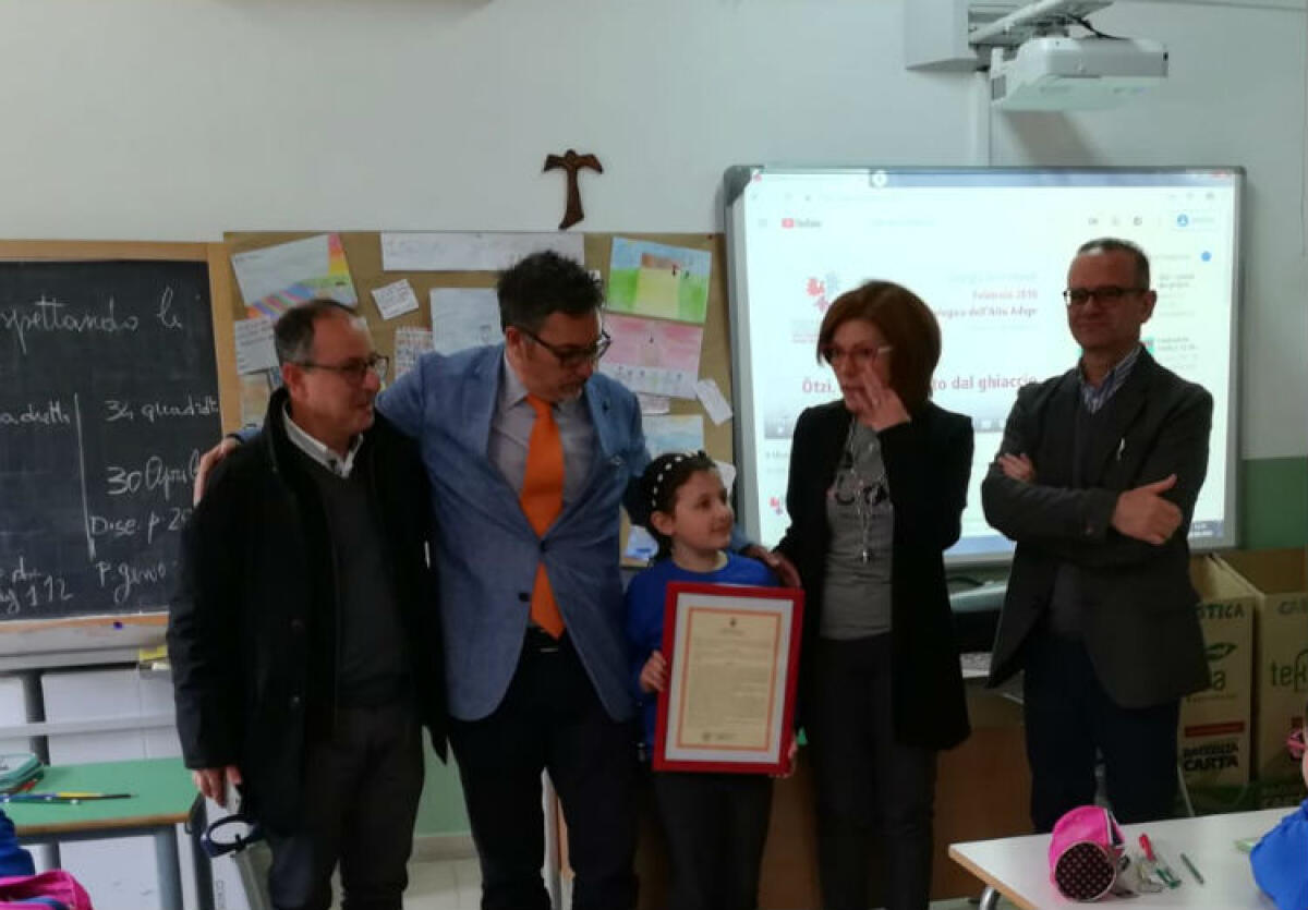 Menzione a Maria Vittoria Abela, ha educato i genitori alla raccolta differenziata - La premiazione a scuola