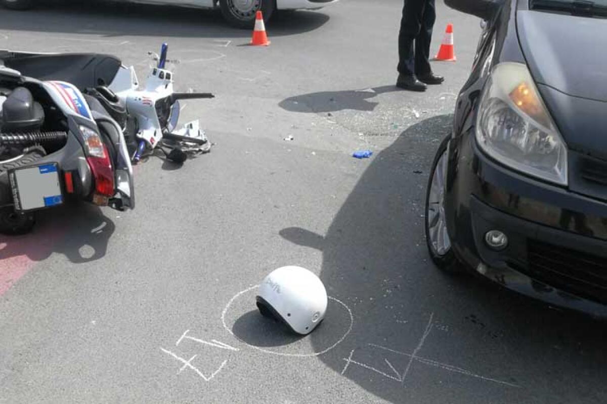 Scontro in via Venezia, scooterista trasferito con urgenza in ospedale - In primo piano il casco dello scooterista coinvolto nel sinistro in via Venezia.