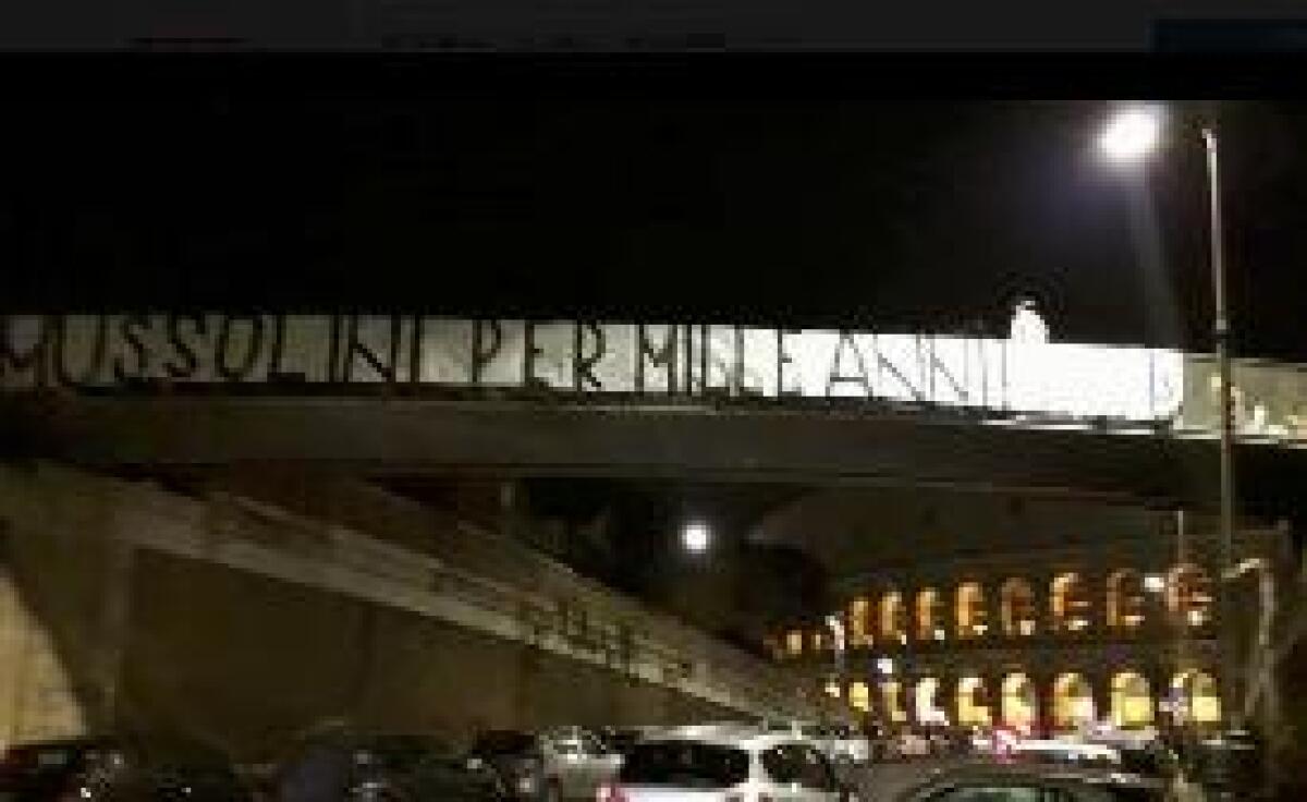 FASCISMO: STRISCIONE FN A ROMA "MUSSOLINI PER MILLE ANNI" - 