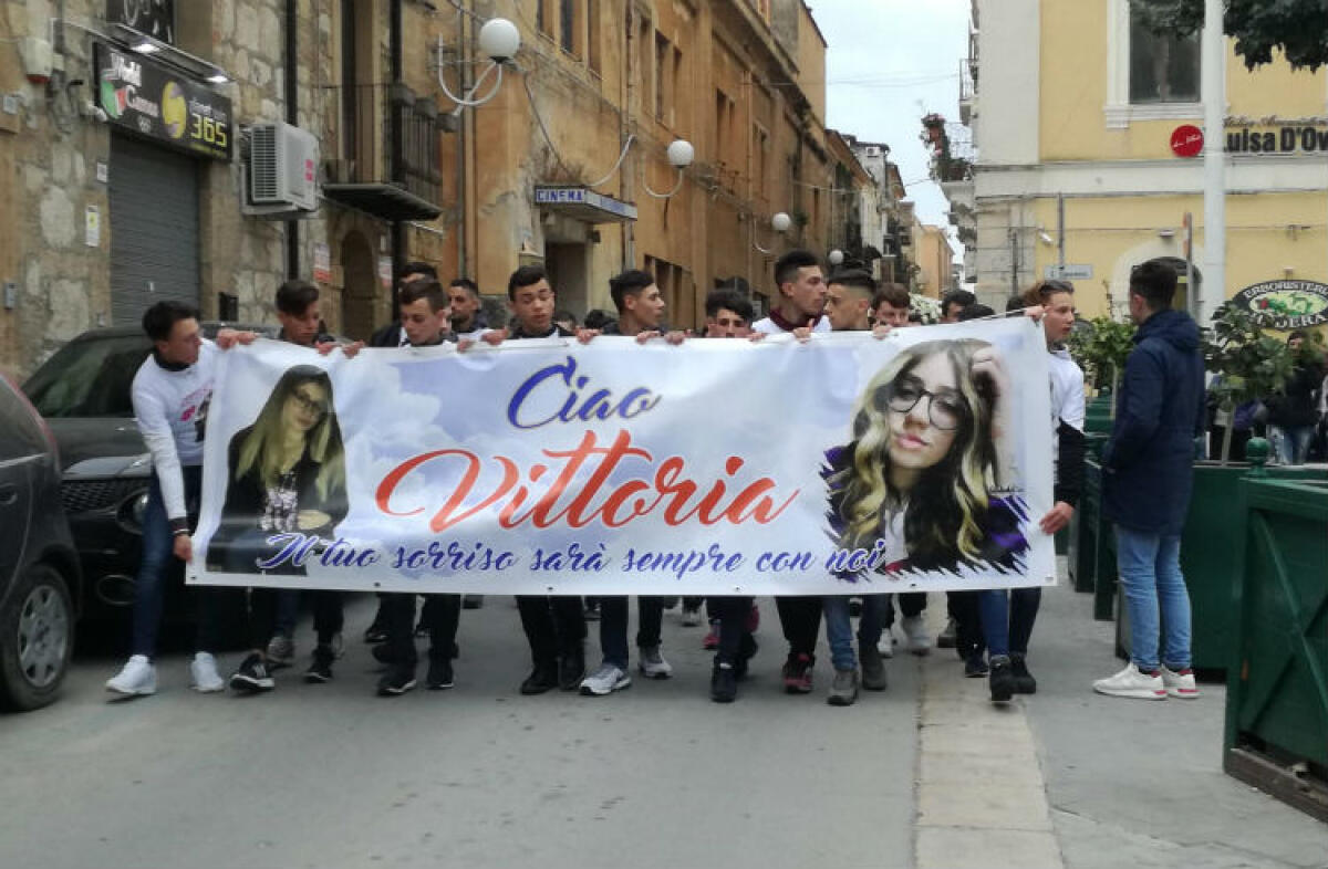 Nessun rispetto neanche davanti alla tragedia, rubati i fiori dalla tomba di Vittoria Caruso - Ai funerali della giovane c'erano tanti compagni di scuola e amici