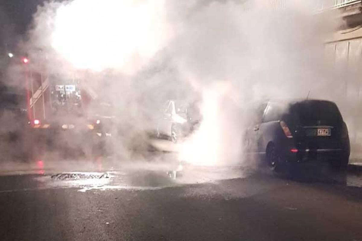Rogo nella notte a Settefarine, incendiata una Lancia Ypsilon - Vigili del fuoco domano il rogo ad una Lancia Ypsilon