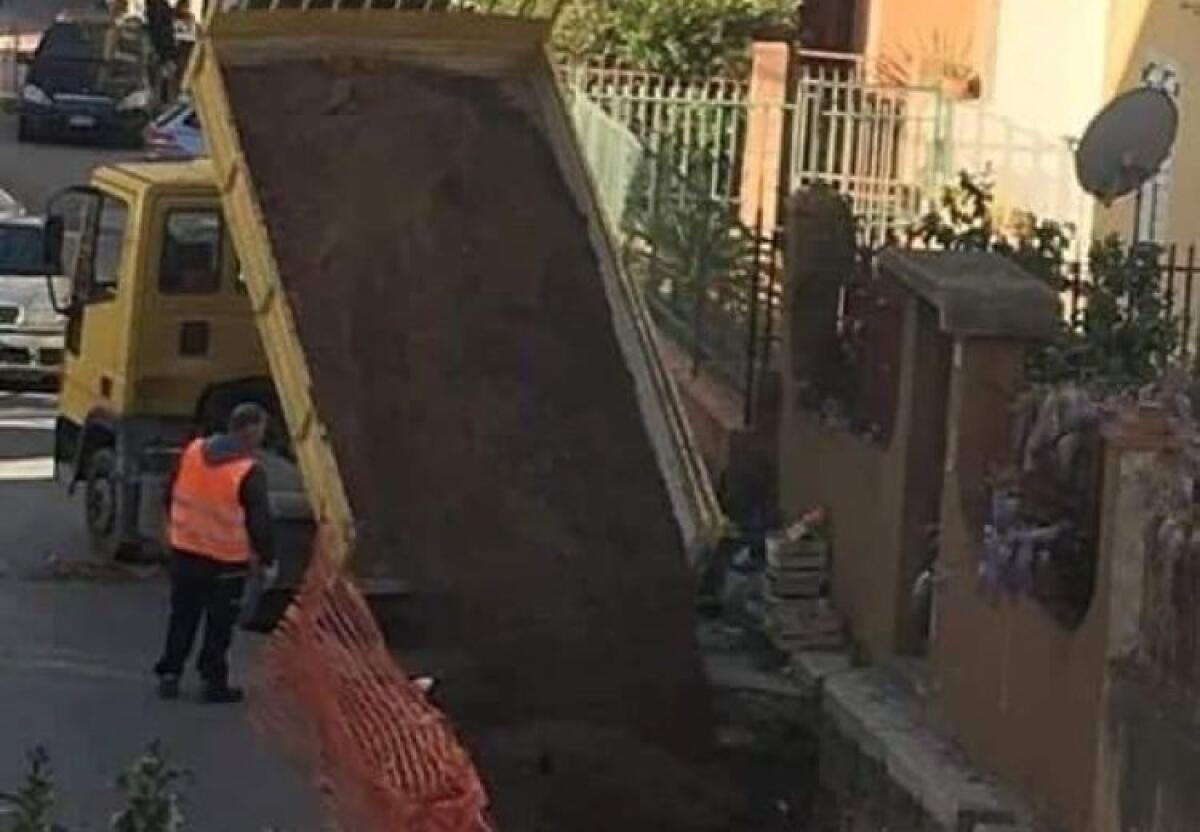 Gli scavi di via Genova non saranno coperti da calcestruzzo, vince la rabbia social - 