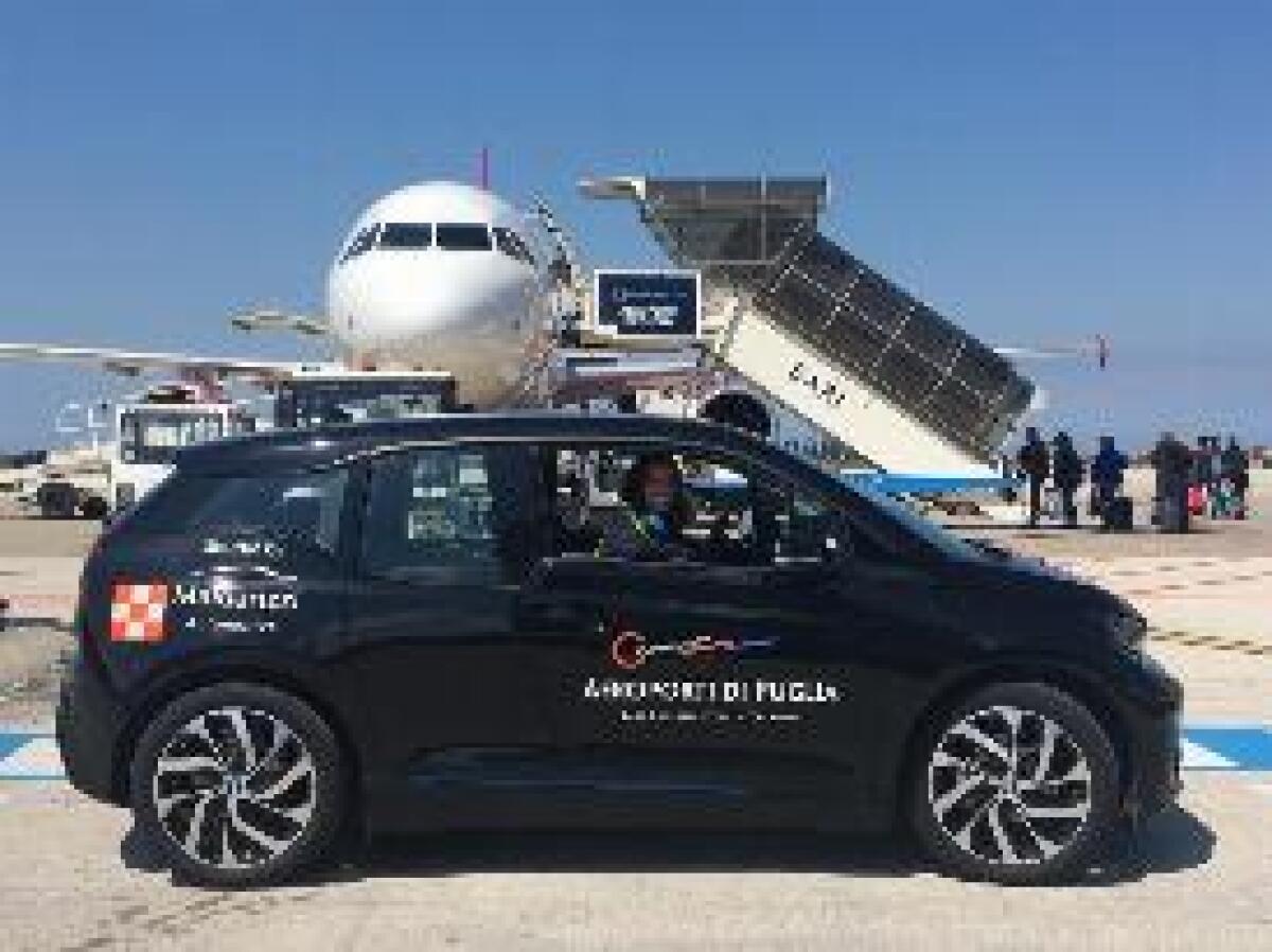 UNA BMW i3 ELETTRICA PER MUOVERSI NEI PIAZZALI DELL'AEROPORTO DI BARI - 