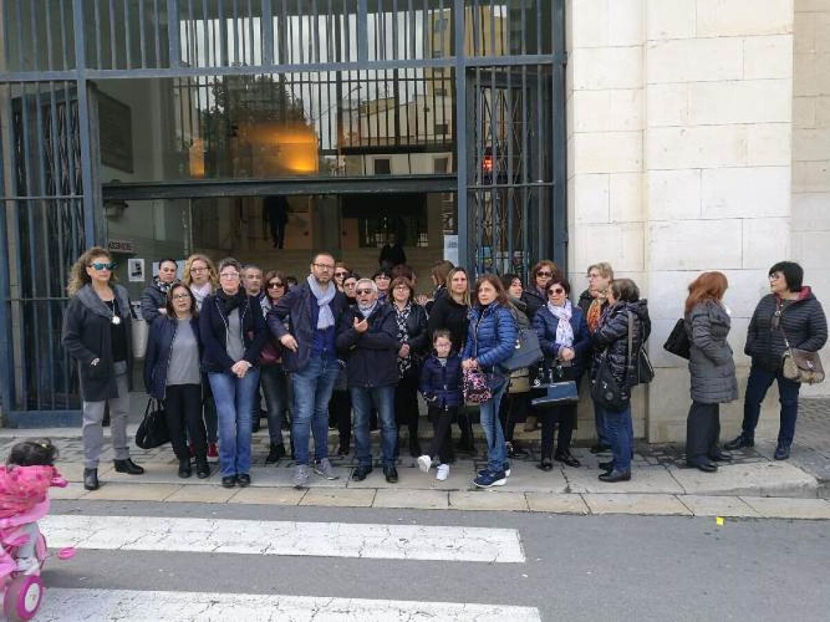 Refezione scolastica ferma, il commissario preleva 100 mila euro dal fondo di riserva del Comune - Lavoratrici della refezione e sindacalisti protestano in Comune