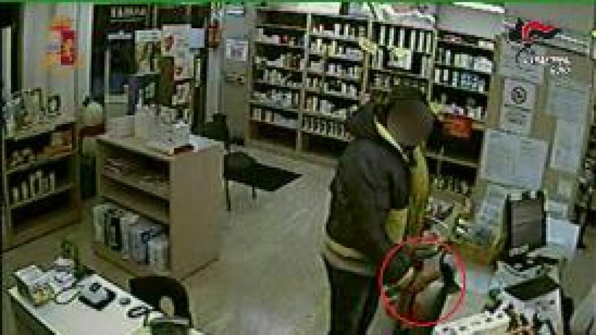RAPINAVANO FARMACIE ARMATI DI ASCIA, ARRESTATI 2 FRATELLI ROMANI - 